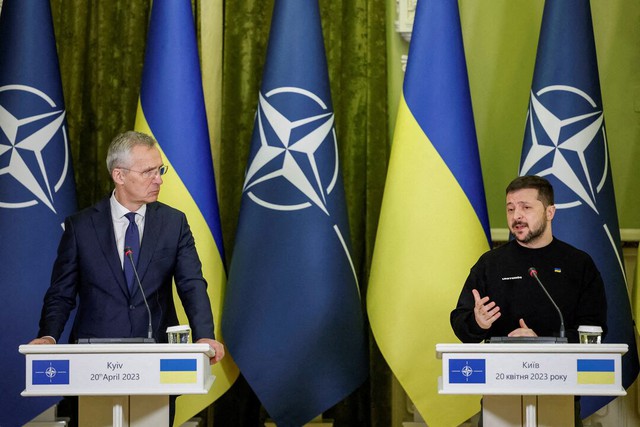 Tổng thư ký NATO Jens Stoltenber (trái) và Tổng thống Ukraine Volodymyr Zelensky tham dự họp báo chung ngày 20.4.2023
