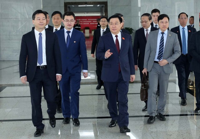 Chủ tịch Quốc hội Vương Đình Huệ và các đại biểu tham quan Khu thí điểm thương mại tự do Thượng Hải (SHFTZ)