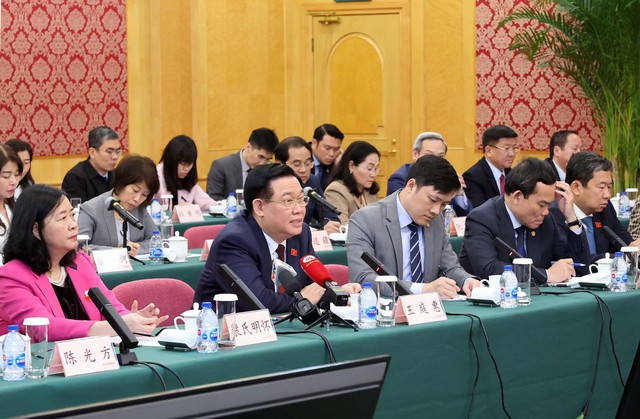 Chủ tịch Quốc hội Vương Đình Huệ phát biểu tại cuộc toạ đàm với lãnh đạo Khu thí điểm mậu dịch tự do Thượng Hải