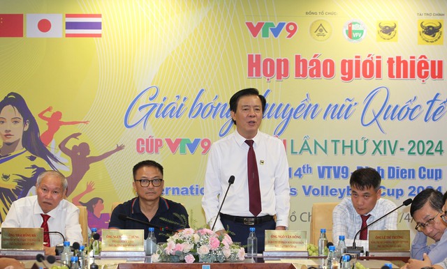 Ông Ngô Văn Đông (đứng) - lãnh đạo CLB VTV Bình Điền Long An tạo điều kiện tối đa cho Trần Thị Thanh Thúy phát triển sự nghiệp
