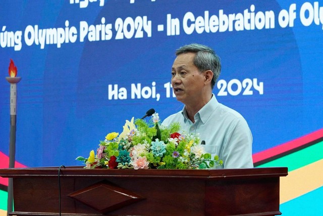 Ông Trần Văn Mạnh phát biểu trong buổi lễ