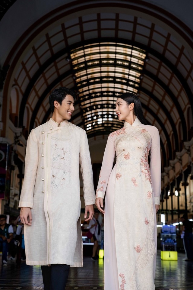 Cặp đôi hoa hậu và nam vương diễn xuất tình tứ ăn ý khi diện áo dài Việt dạo bước giữa những công trình kiến trúc nổi tiếng của thành phố Hồ Chí Minh