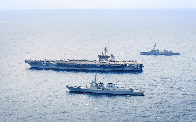 Tàu sân bay USS Theodore Roosevelt của Mỹ (giữa), tàu khu trục Seoae Ryu Seong-ryong của Hàn Quốc (dưới) và tàu khu trục JS Ariake của Nhật Bản (trên) trong cuộc tập trận chung hôm 11.4