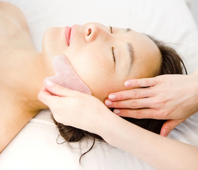 Massage trong miệng nhằm thư giãn cơ miệng và hàm, đặc biệt là cơ buccinator, và không liên quan tới miếng mỡ má