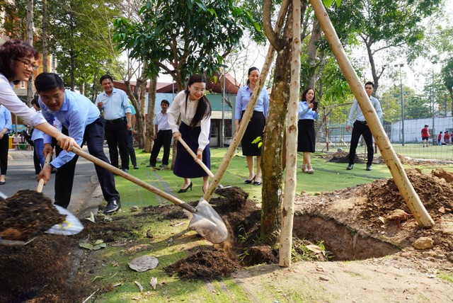 Chị Nguyễn Phạm Duy Trang tham gia hoạt động trồng cây tại Trung tâm Thanh thiếu niên Miền Nam