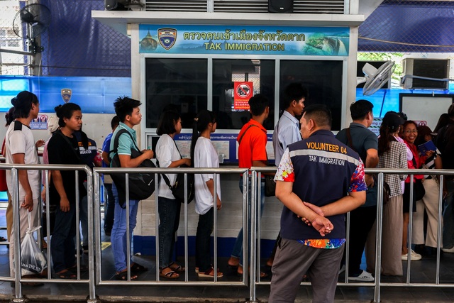 Dòng người xếp hàng chờ đi từ Myawaddy qua Mae Sot tại cửa khẩu Tak sáng 12.4