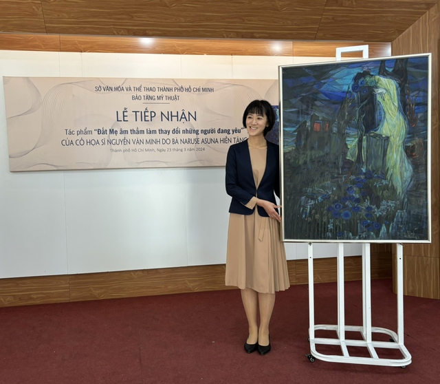 Cô Naruse Asuna bên bức tranh của họa sĩ Nguyễn Văn Minh