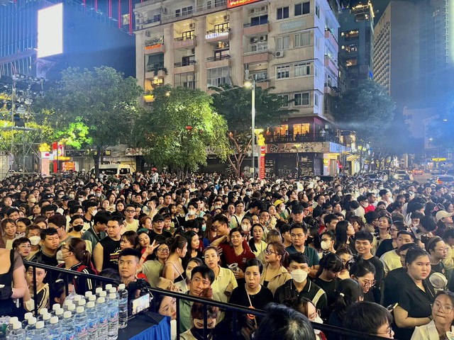 Lật mặt 7 của Lý Hải tổ chức showcase tại phố đi bộ Nguyễn Huệ, thu hút hàng nghìn khán giả tham dự