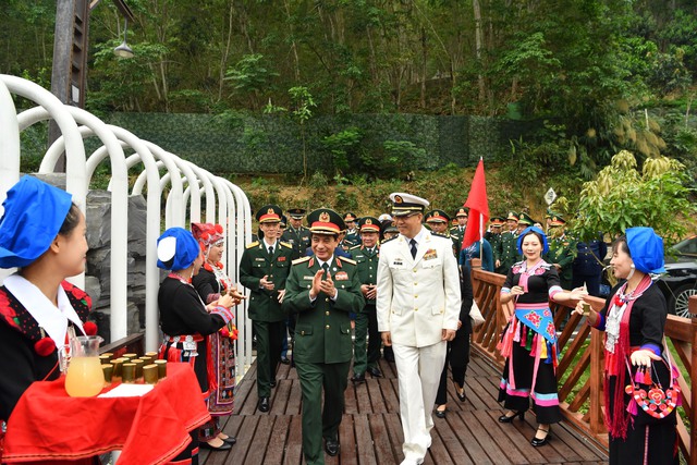 Đại tướng Phan Văn Giang và thượng tướng Đổng Quân thăm thôn Bát Điều Bán