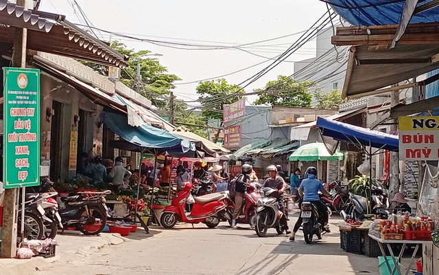 Chê chợ mới, nhiều tiểu thương quay lại vỉa hè- Ảnh 1.