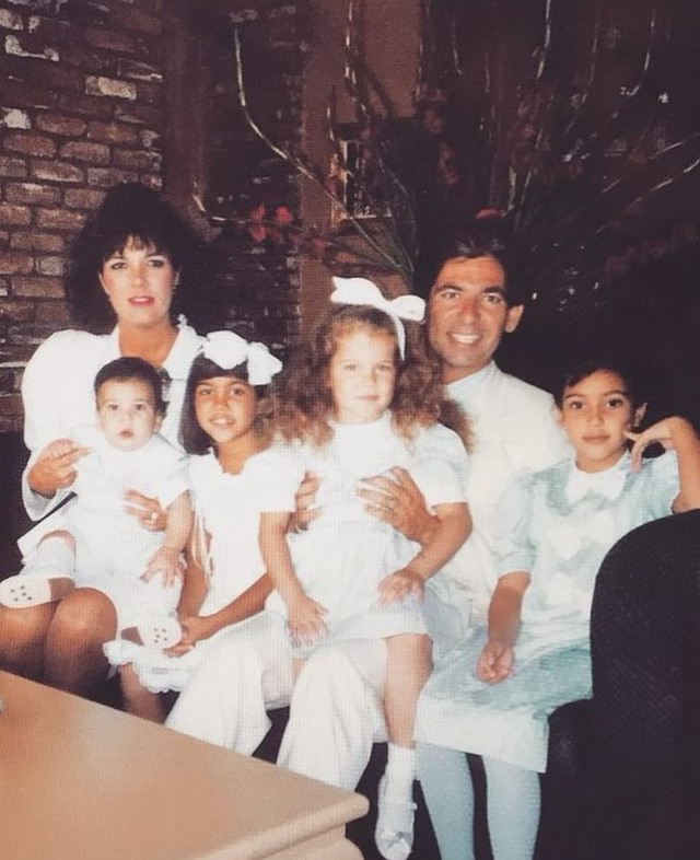 Đại gia đình Kris, Robert Kardashian và 4 người con chung. Ngoài 2 đời chồng được pháp luật công nhận cùng mối quan hệ rùm beng với O.J. Simpson, bà Kris còn có nhiều mối tình nổi tiếng khác. Năm 17 tuổi, bà Kris gặp gỡ vận động viên golf chuyên nghiệp Cesar Sanudo, lớn hơn 11 tuổi. 2 năm sau, họ nhanh chóng đính hôn. Tuy nhiên Cesar hoàn toàn không biết mình đã hẹn hò một thiếu nữ tuổi vị thành niên và sau đó cả 2 cũng nhanh chóng chia tay