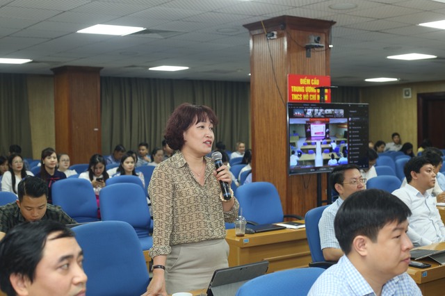 Chị Lê Hồng Hạnh, Chủ tịch Công đoàn cơ quan T.Ư Đoàn, chia sẻ thông tin tại hội nghị