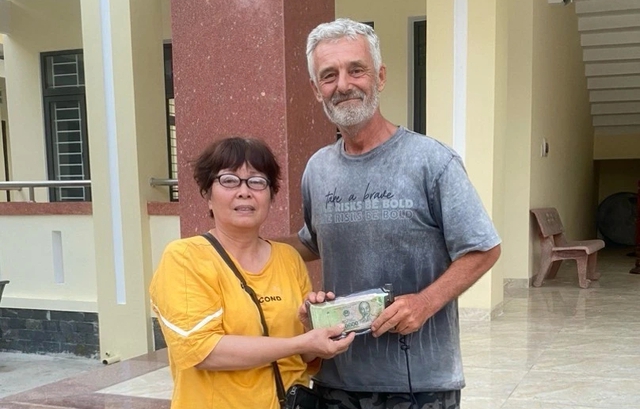 Bà Nguyễn Thị Minh Tâm trao trả tài sản cho ông Anthony