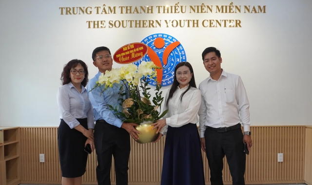 Chị Nguyễn Phạm Duy Trang tặng hoa cho Giám đốc Trung tâm Thanh thiếu niên Miền Nam
