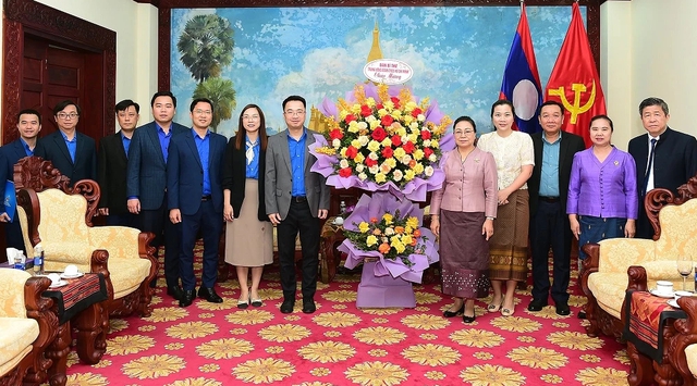 Đoàn đại biểu T.Ư Đoàn chúc mừng Đại sứ quán Lào dịp Tết cổ truyền Bun Bi May