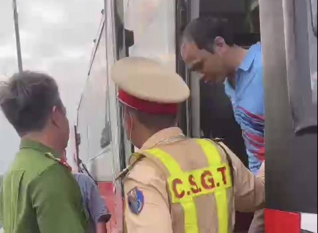 Lực lượng CSGT tại TP.Đà Nẵng áp tải Lại Duy Thiều rời khỏi xe khách