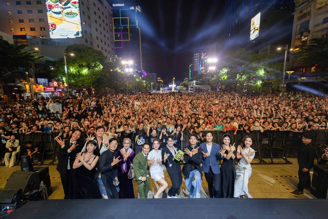 Khán giả đông nghẹt xem Lý Hải showcase ‘Lật mặt 7’ tại phố đi bộ Nguyễn Huệ- Ảnh 1.