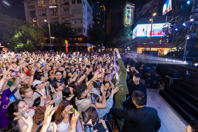 Khán giả đông nghẹt xem Lý Hải showcase ‘Lật mặt 7’ tại phố đi bộ Nguyễn Huệ- Ảnh 6.
