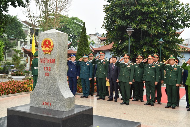 Bộ trưởng Phan Văn Giang và đoàn đại biểu cấp cao Bộ Quốc phòng Việt Nam chào cột mốc chủ quyền quốc gia 102 (2) tại Cửa khẩu Quốc tế Lào Cai trước khi sang Trung Quốc tham gia các hoạt động giao lưu