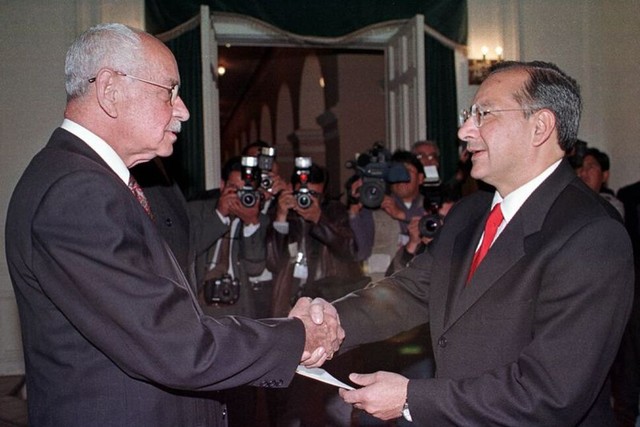Cựu Đại sứ Mỹ lãnh án 15 năm tù giam vì do thám giúp Cuba- Ảnh 1.