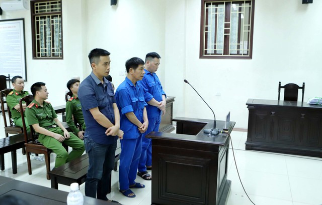 Từ trái qua phải: Các bị cáo Nguyễn Trọng Giáp, Phạm Quang Hùng, Trịnh Thanh Hùng tại tòa phúc thẩm