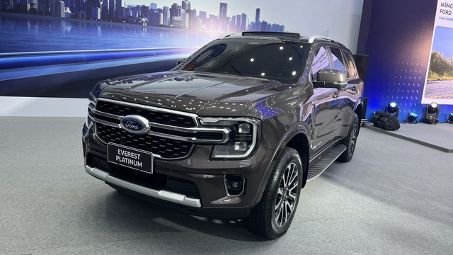 Bất chấp biến động của thị trường ô tô, Ford Everest cùng với Ranger vẫn là hai mẫu xe Ford hút khách nhất tại Việt Nam. Bước sang tháng 3 của năm 2024 bộ đôi này tiếp tục cho thấy sức hút. Ford Everest đạt doanh số bán 899 xe, tăng 548 xe so với tháng trước đó. Mẫu SUV 7 chỗ này được nhập khẩu từ Thái Lan, hiện đang phân phối tại Việt Nam 5 phiên bản đi kèm mức giá 1,099 - 1,452 tỉ đồng. Mới đây, Everest có bổ sung thêm bản Platinum giá 1,545 tỉ đồng.