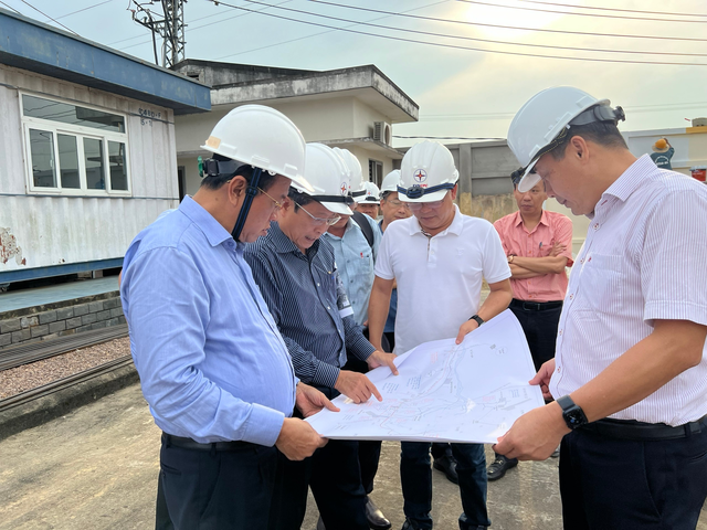 Ông Ngô Tấn Cư - Tổng giám đốc EVNCPC kiểm tra dự án lưới điện 110 kV tại Bình Định