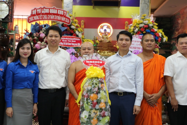 Anh Nguyễn Ngọc Lương (bên phải) tặng quà của T.Ư Hội Liên hiệp thanh niên Việt Nam cho Đại đức Tăng Ngọc An (trụ trì chùa Pothiwong)