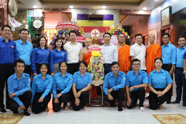 Các đại biểu chụp hình lưu niệm tại chùa Pothiwong nhân tết cổ truyền Chôl Chnăm Thmây của đồng bào dân tộc Khmer, vào chiều 12.4