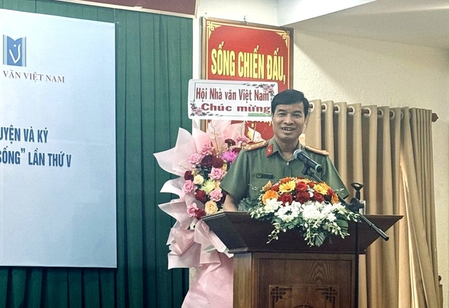Đại tá Trần Cao Kiều, Phó cục trưởng Cục Truyền thông CAND, Giám đốc - TBT NXB CAND phát biểu tại buổi lễ khai mạc trại sáng tác