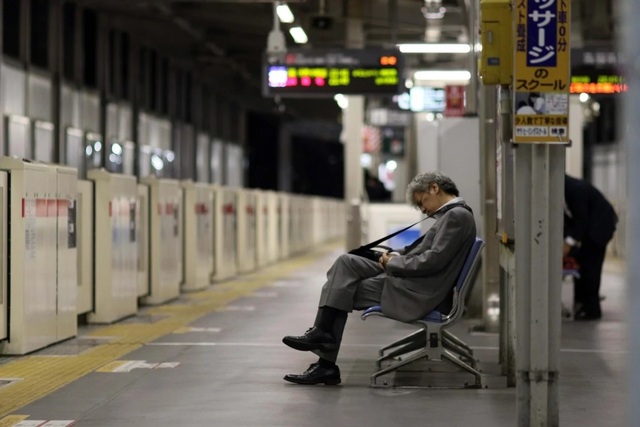 Một người Nhật ngủ tại nhà ga ở Tokyo, Nhật Bản