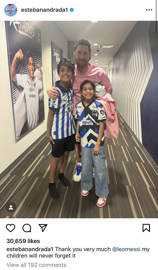 Messi chụp ảnh với các con của thủ môn đội Monterrey, Esteban Andrada