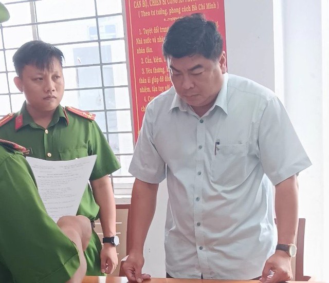 Bị can Nguyễn Bảo Sinh, Phó chủ tịch UBND TP.Long Xuyên, nghe đọc lệnh khởi tố, bắt tạm giam