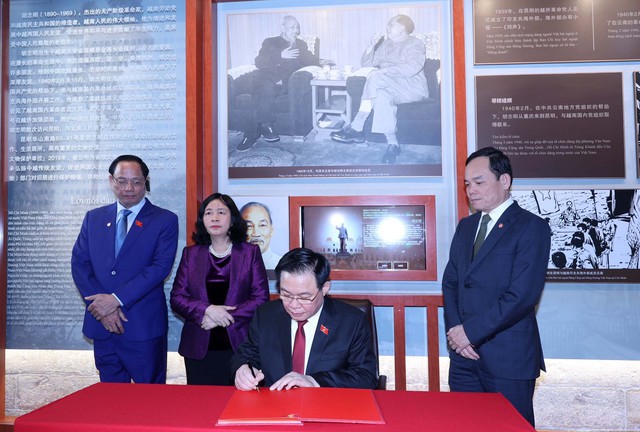Chủ tịch Quốc hội Vương Đình Huệ viết lưu bút tại Khu Di tích lịch sử Chủ tịch Hồ Chí Minh