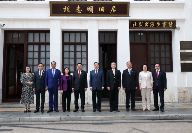 Chủ tịch Quốc hội Vương Đình Huệ cùng Phó chủ tịch Nhân đại toàn quốc Trung Quốc Vương Đông Minh và các lãnh đạo chụp ảnh lưu niệm tại khu di tích
