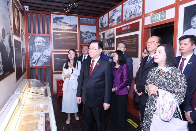 Chủ tịch Quốc hội Vương Đình Huệ thăm Khu di tích lịch sử Chủ tịch Hồ Chí Minh tại thành phố Côn Minh, Vân Nam (Trung Quốc)