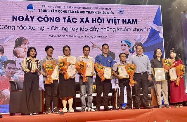 Anh Nguyễn Thanh Hân, Giám đốc Trung tâm Công tác xã hội thanh thiếu niên Việt Nam, tặng hoa và thư cảm ơn cho các chuyên gia tham dự buổi tọa đàm