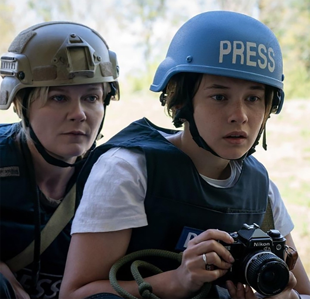 Kirsten Dunst và Cailee Spaeny (phải) trong phim Civil War
