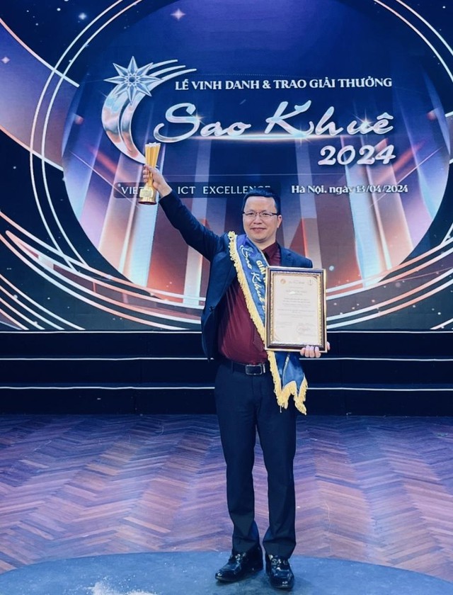 CEO Tony Vũ của job3s.vn đại diện nền tảng nhận Giải thưởng Sao Khuê 2024