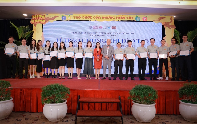Tại buổi lễ, Kỷ lục gia Nguyễn Phùng Phong cùng bà Võ Thị Thái Vượng (Viện trưởng Viện Nghiên cứu Phát triển Sáng tạo Sơ đồ tư duy và bản quyền Việt Nam) trao chứng chỉ đào tạo cho 17 học viên đạt tiêu chuẩn Huấn luyện viên dẫn cờ Hita Game