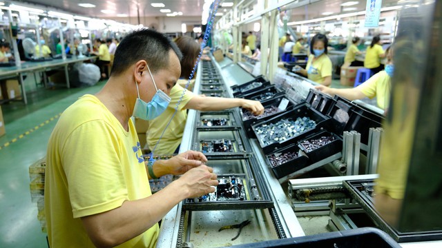 Sản xuất linh kiện điện tử tại một doanh nghiệp ở KCN Quang Minh (Hà Nội)