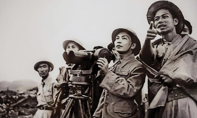Đại tướng, Tổng tư lệnh Võ Nguyên Giáp đang nghe Phái viên tác chiến Đặng Quân Thụy báo cáo tại Điện Biên Phủ
