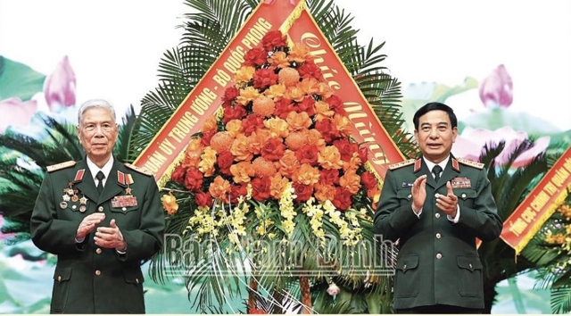 Đại tướng, Bộ trưởng Quốc phòng Phan Văn Giang trao tặng Danh hiệu AHLLVT và lẵng hoa cho trung tướng Đặng Quân Thụy tháng 11.2023