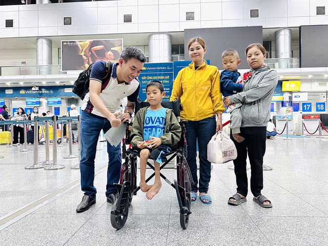 Anh Nguyễn Bình Nam và gia đình em Lâm, Dũng ở sân bay vào TP.HCM để phẫu thuật “tìm lại” đôi chân