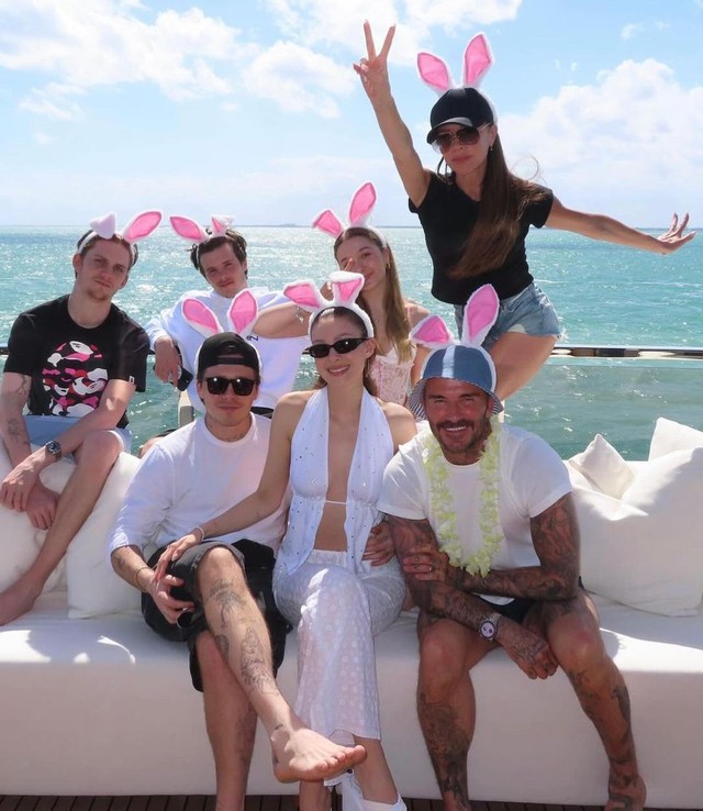 Gần đây, các thành viên nhà Beckham cùng nhau tận hưởng kỳ nghỉ Phục sinh trên du thuyền sang trọng tại Miami. Những hình ảnh vui vẻ, hài hước của Victoria và Nicola Peltz xóa tan các tin đồn bất hòa giữa mẹ chồng và nàng dâu trước đó. Thậm chí vợ của Brooklyn còn được cho rằng ngày càng giống một 