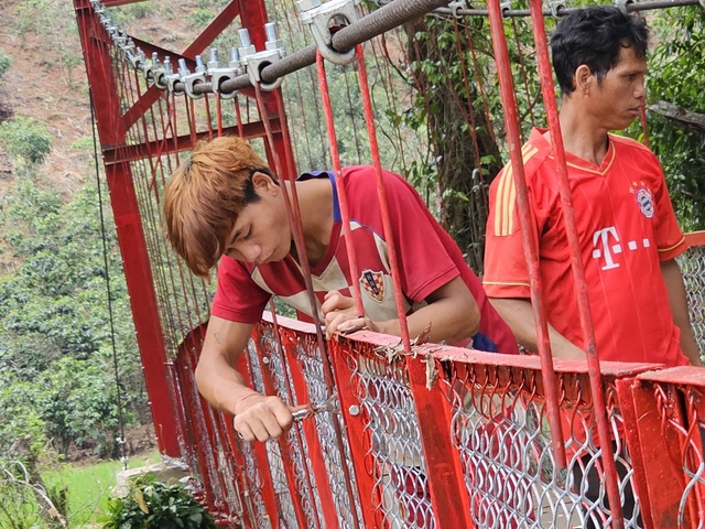 Các đoàn viên, thanh niên và bà con nhân dân góp công sức xây dựng cầu treo đi khu sản xuất thôn Kon Riêng