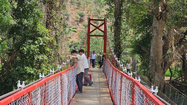 Cầu treo đi khu sản xuất thôn Kon Riêng