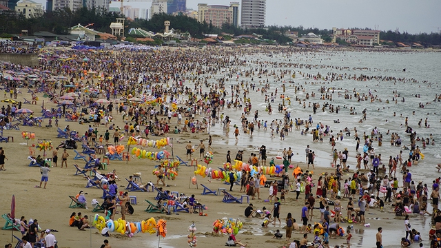 Nghỉ lễ dài ngày, thời tiết nắng nóng, nhiều du khách sẽ tìm đến các bãi biển