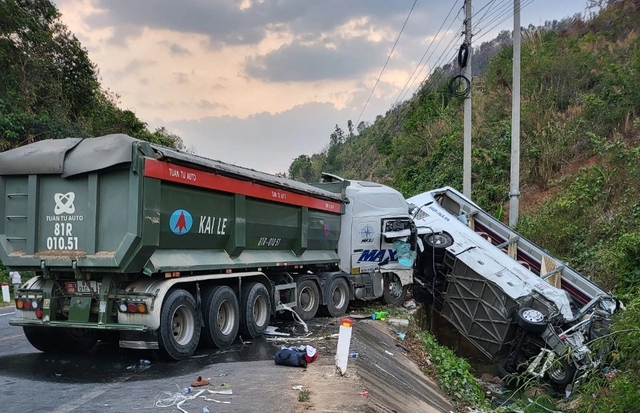 Sau va chạm, xe khách lật sang lề đường