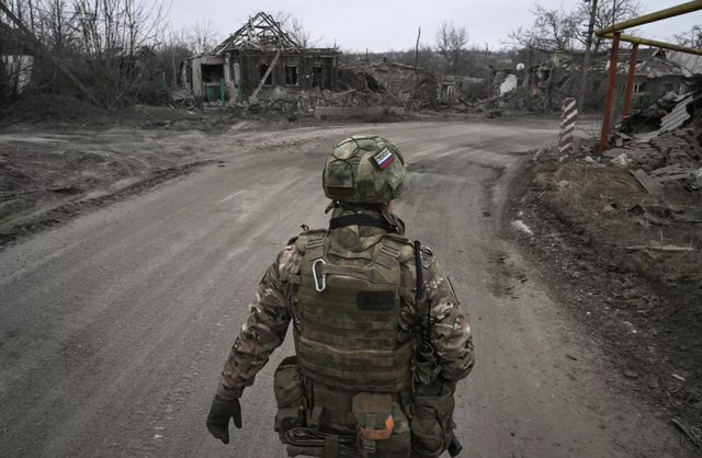 Một binh sĩ Nga tuần tra tại vùng kiểm soát ở Ukraine